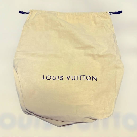 Louis Vuitton Black Epi Leather Noir
Cannes Vanity Case. Like New! 🔥 - Picture 16 of 16